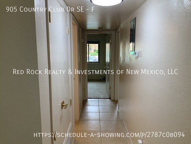 Building Photo - 905 Country Club Dr SE