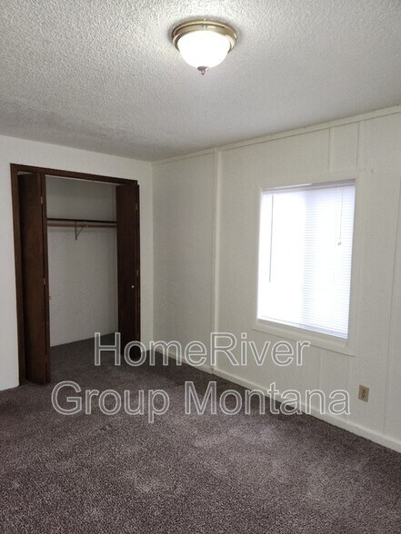 Building Photo - 724 Strand Ave