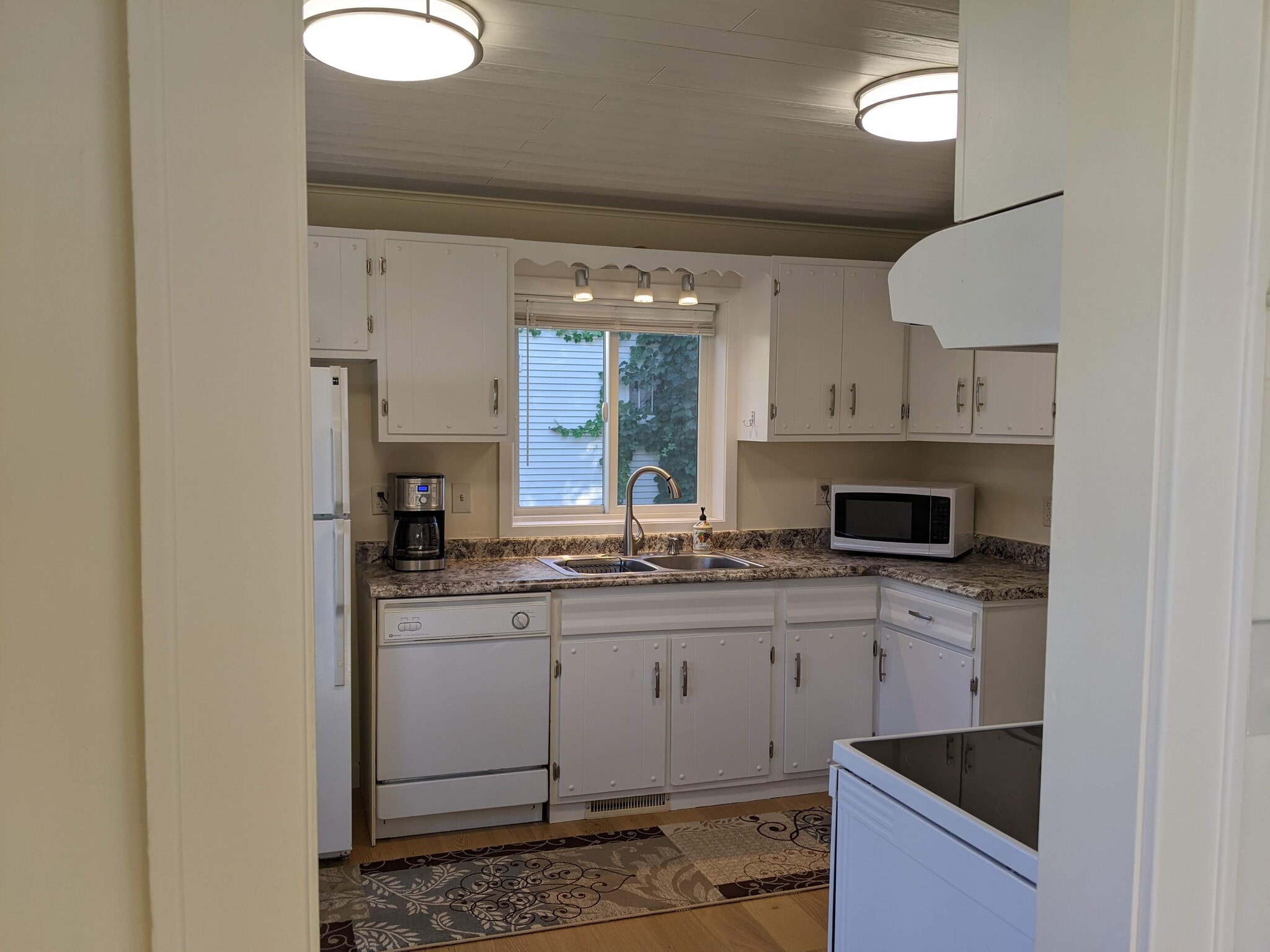 Kitchen has new counters, sink and microwave - 4419 Cooke St