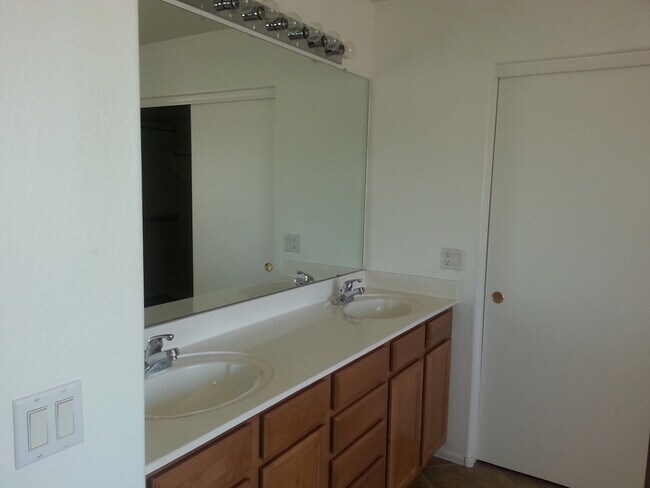 Building Photo - Rare 6 Bed, 3.5 Bath Home in San Tan Valley