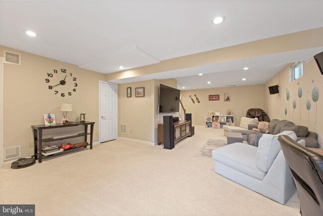 Building Photo - 8104 Creekview Dr