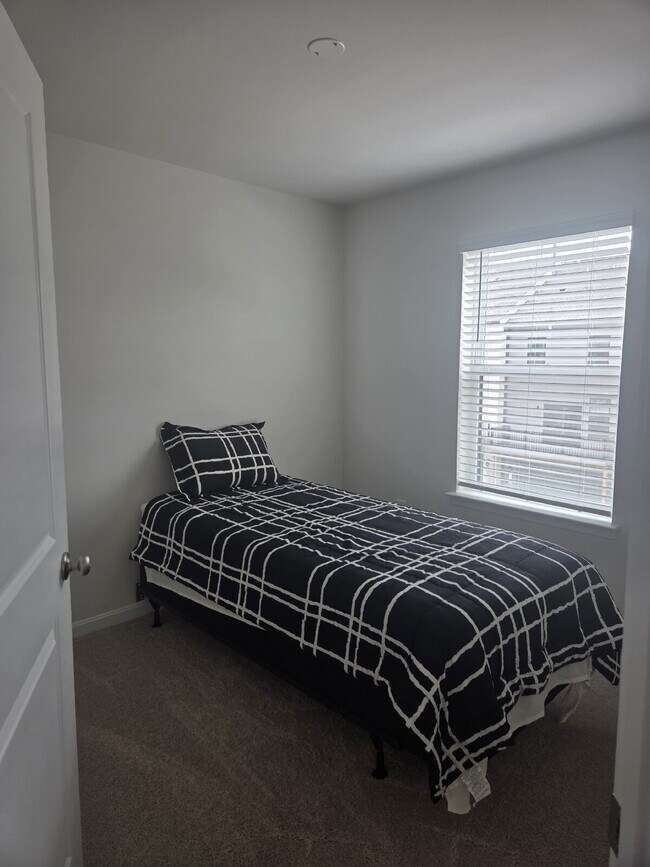 Building Photo - "Experience Modern Comfort: Mostly Furnished 3-Bed, 3.5-Bath Townhouse in Renn Quarter"