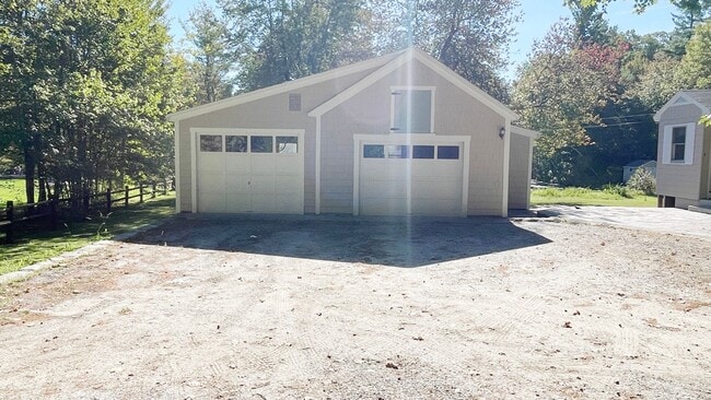 Building Photo - 3 BR House on a Lake 1.5 Baths