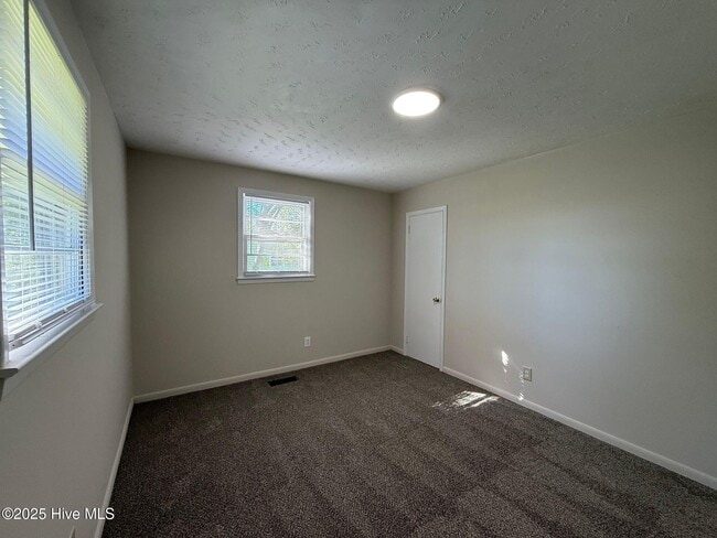 Building Photo - 712 W Pineland Dr