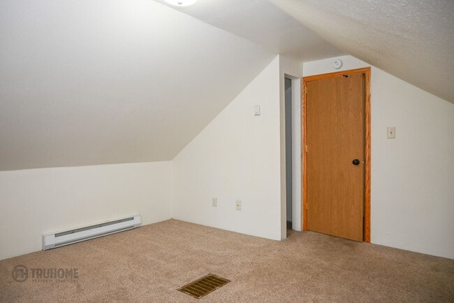 Building Photo - Large 6 Bedroom Home for Rent! Great Location on University!