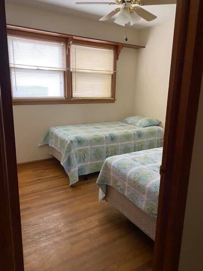 Building Photo - 610 E Elaine Ave