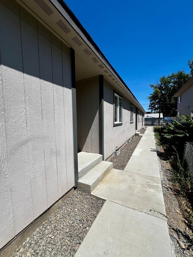Building Photo - 713 N 6th Ave