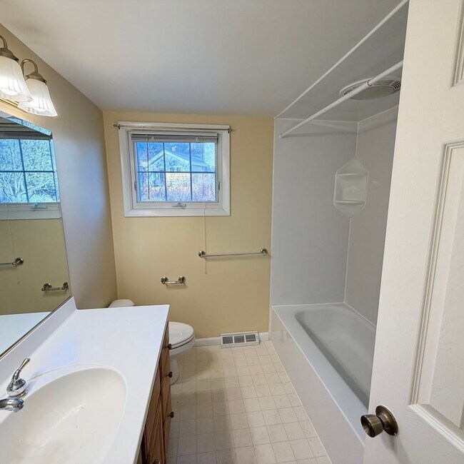 Building Photo - Four Bedroom Home in Forest Hills Schools!