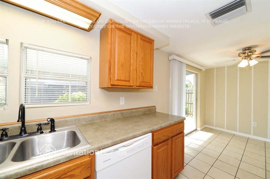 Building Photo - 3910 Glissade Dr