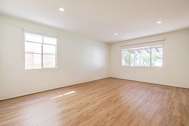 Building Photo - Executive 5-Bedroom Pool Home with Dual Master Suites in Stevenson Ranch