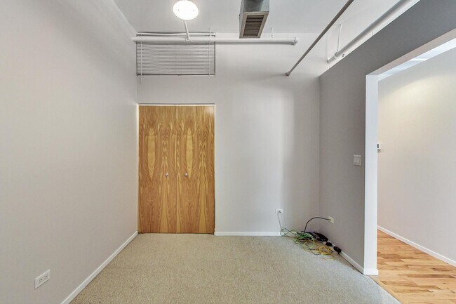 Building Photo - 420 S Clinton St