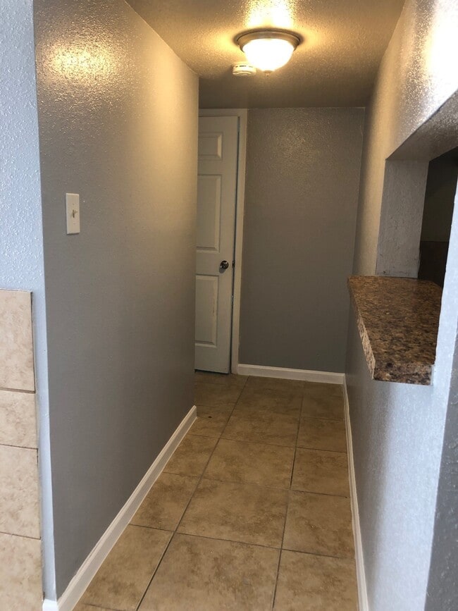 Building Photo - 716 Memorial Mews St