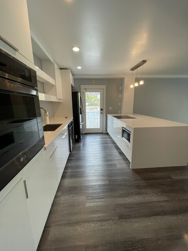 Building Photo - 6153 Kalaniana?ole Hwy