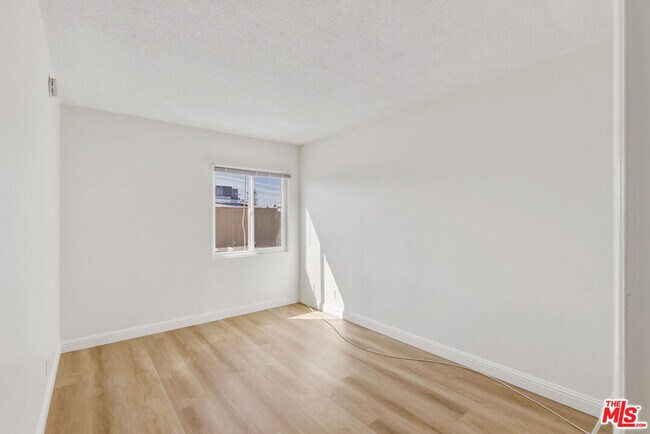 Building Photo - 5117 Crenshaw Blvd