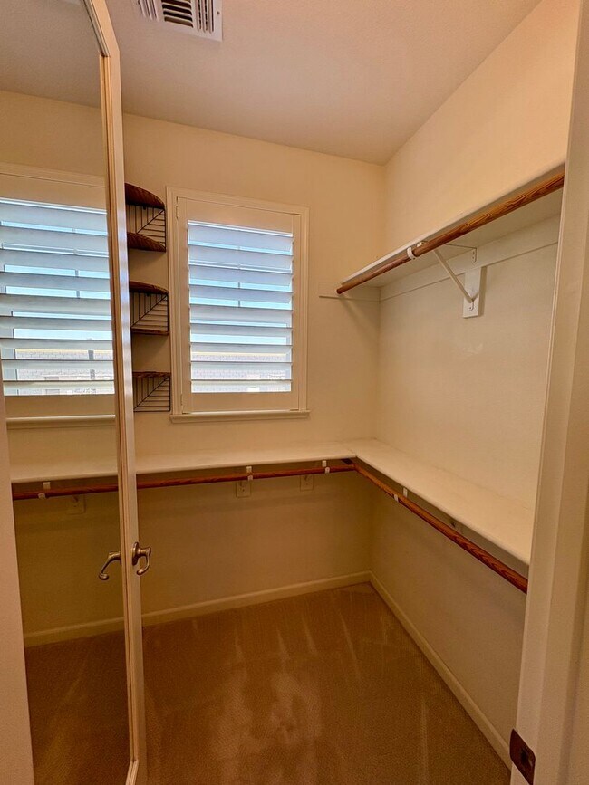 Building Photo - Spacious 4-Bedroom Townhouse
