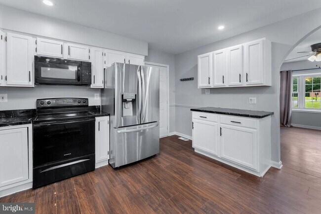 Building Photo - 5285 Stowe Ln