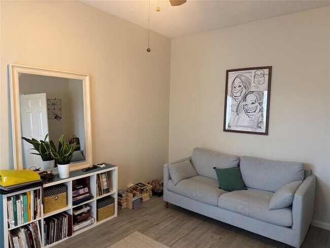 Building Photo - 1323 W Forest Dr
