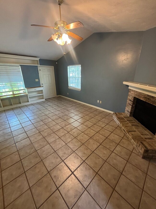 Building Photo - 3 bedroom 2 bath in a cute neighborhood.
