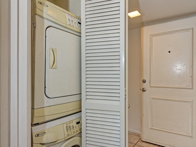Building Photo - Sunny Top Floor Condo With Private Balcony...
