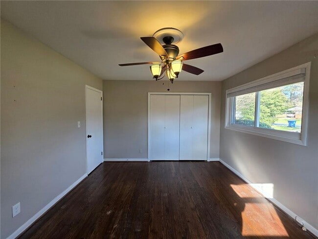 Building Photo - 652 Forest Ridge Dr SE