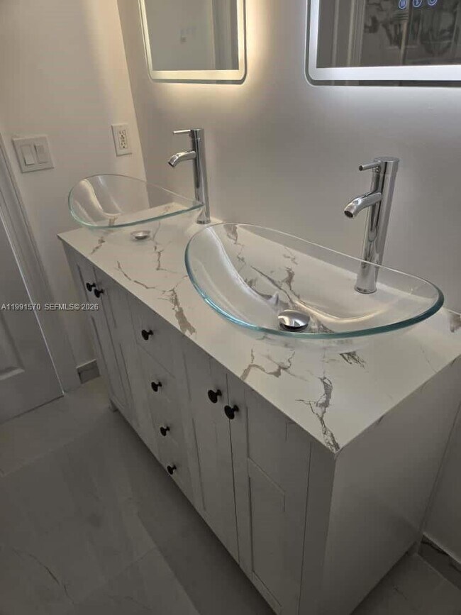 Building Photo - 5 Olive Dr