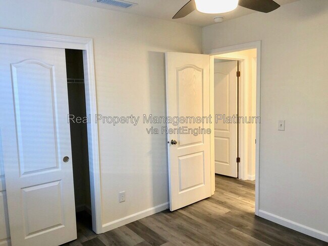 Building Photo - 2667 Santa Ana Ave