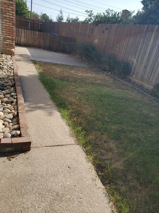 Building Photo - 3 bedroom 2 bath with Pool Off of Oakdale Road