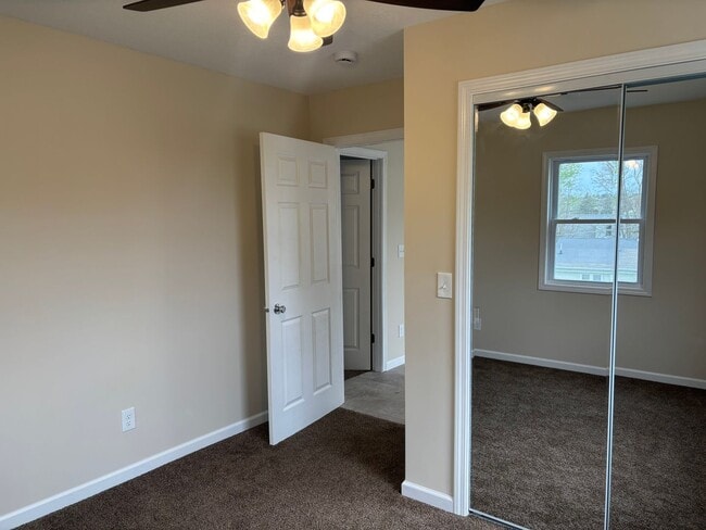 Building Photo - 3 Bedroom, 2.5 Bath Single Family Home w/2...