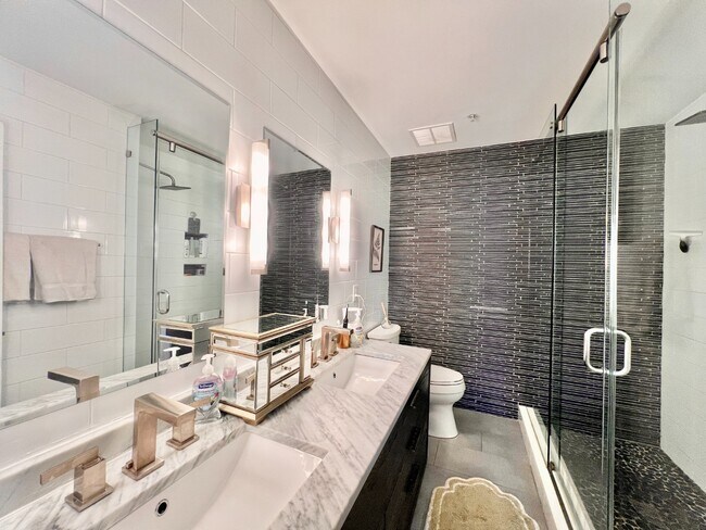 Building Photo - UPTOWN TOWNHOUSE!