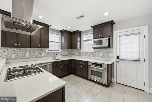 Building Photo - 2111 32nd Pl SE