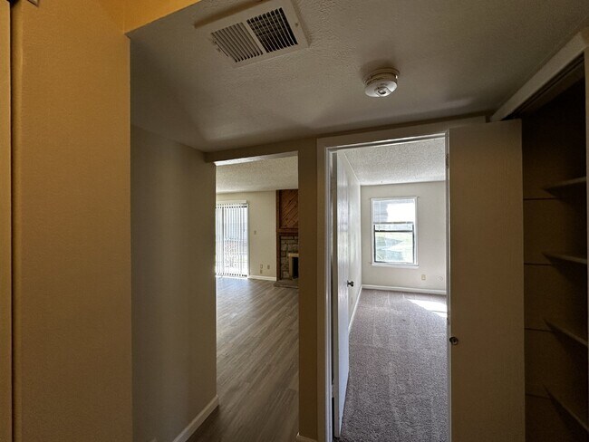 Building Photo - Charming condo in the Chestnut Community!  Available Now!