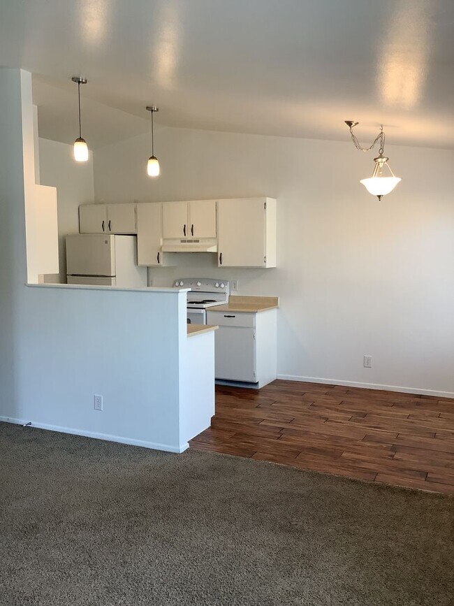 Building Photo - Spacious and bright 3-bedroom, 2-bathroom ...