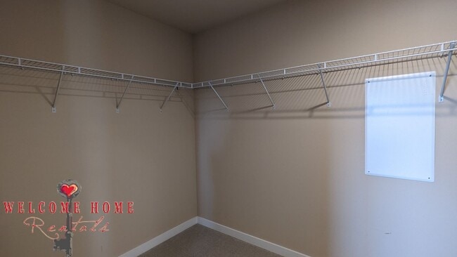 Building Photo - Beautiful open floorplan with FOUR large bedrooms and a cute office!!  AIR CONDITIONING!!!  NEW C...