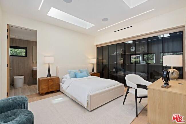 Building Photo - 2501 Banyan Dr
