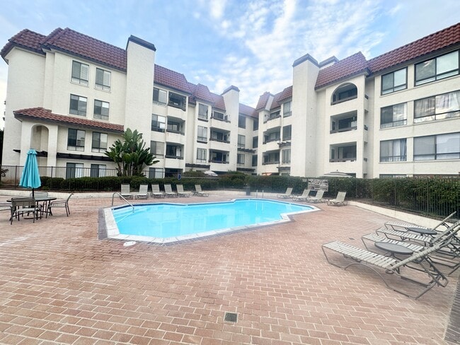 Building Photo - 5865 Friars Rd