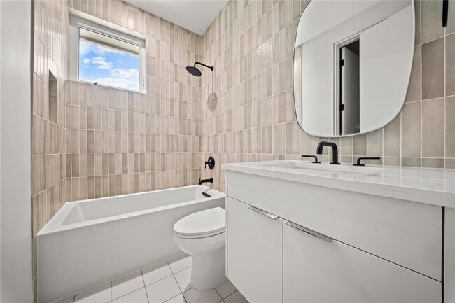 Building Photo - 2904 Westhill Dr