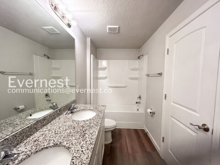 Building Photo - 8 Round Table Ln