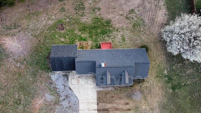 Building Photo - 211 Fall Creek Dr