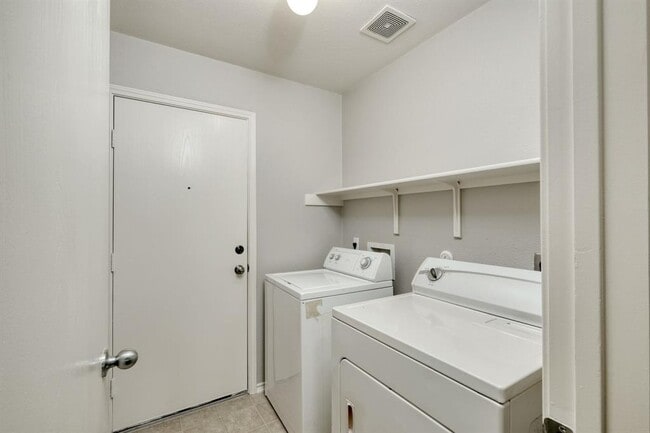Building Photo - 495 Atlantis