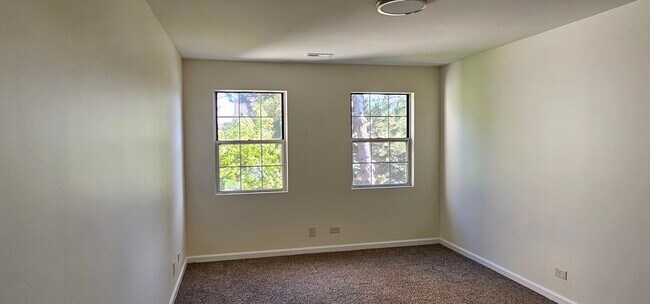 Building Photo - 1 Acorn Ln
