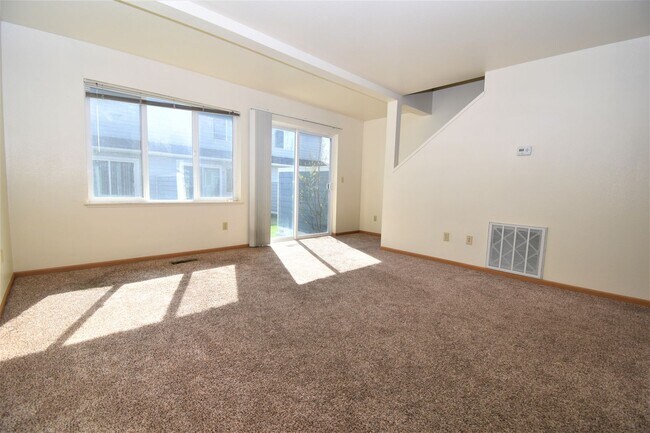 Building Photo - Townhouse style 2 bedroom 1.5 Bath with Attached Garage! Great Location!