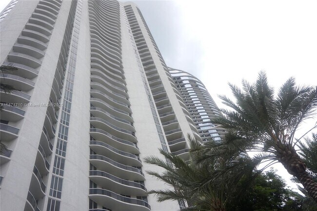 Building Photo - 15811 Collins Ave
