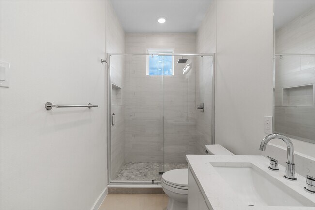 Building Photo - 8022 Colonial Ln