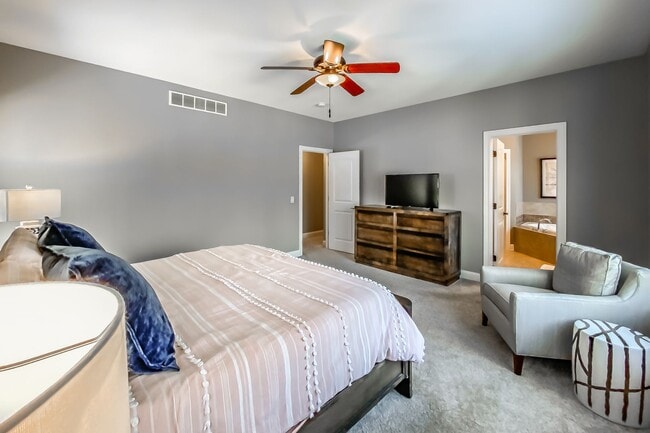 Building Photo - Warm and Luxurious 4 bedroom Executive Estate