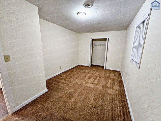 Building Photo - 702 Couch St