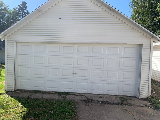 Building Photo - 4BD/2BA Felon Friendly House W/Double Garage