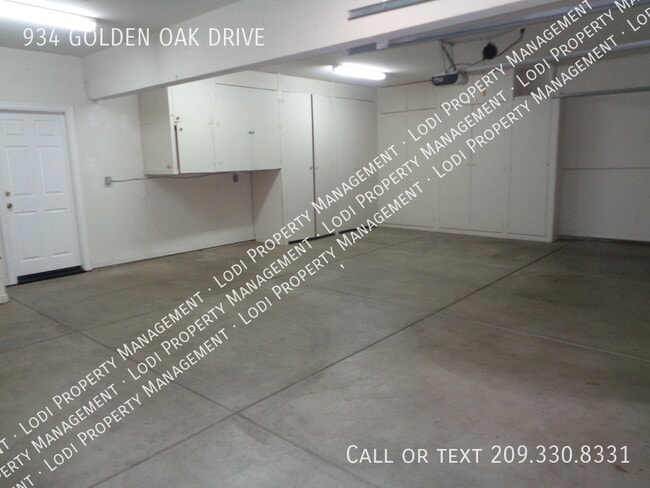 Building Photo - 934 Golden Oak Dr