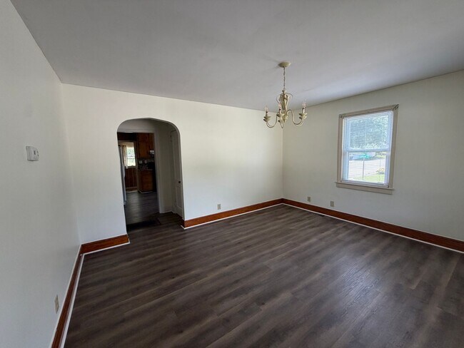 Building Photo - 2 Bed 1 Bath Home