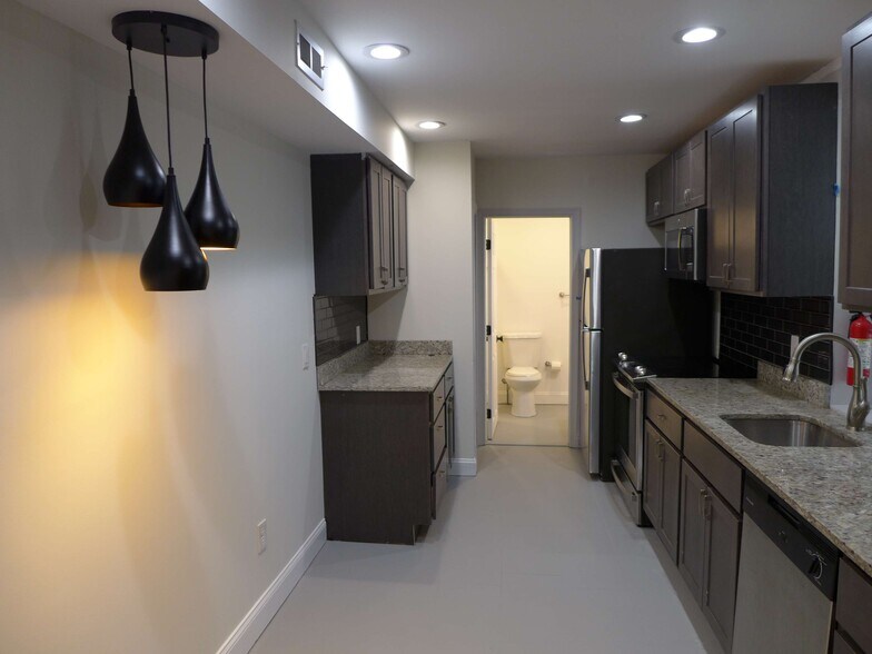 Building Photo - 1709 Bank St