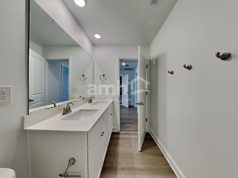 Building Photo - 6050 Rosemore Ln